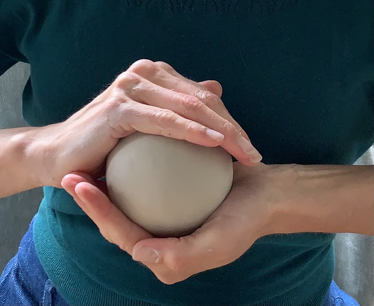 twee handen met klei